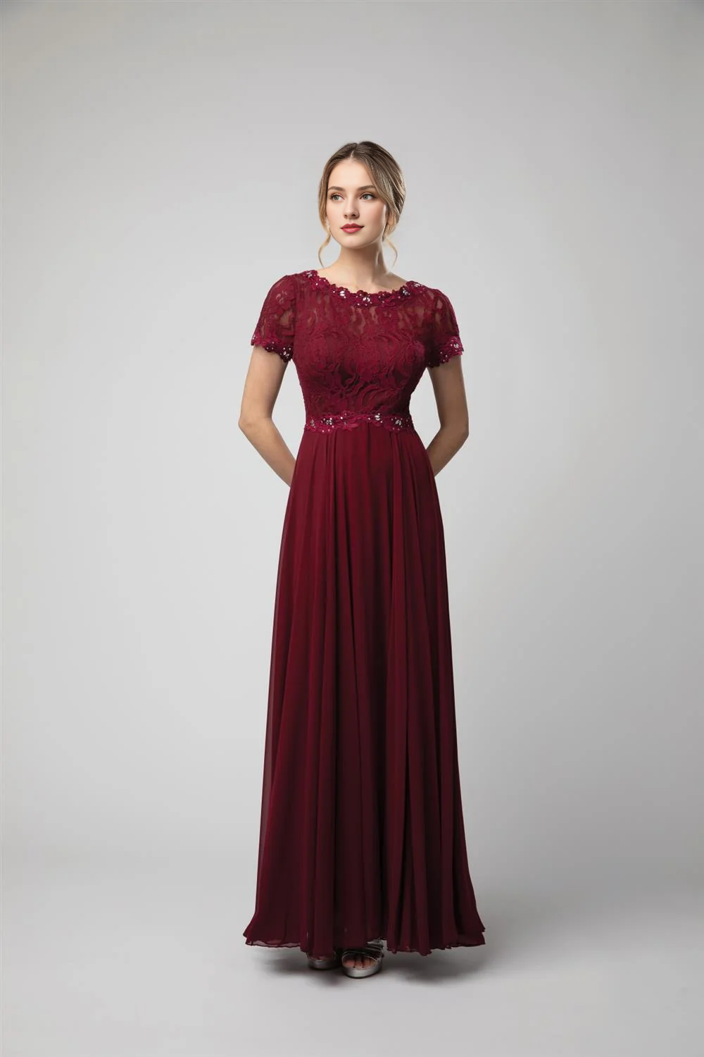 Abito lungo in chiffon a maniche corte con corsetto stretto in pizzo a trapezio